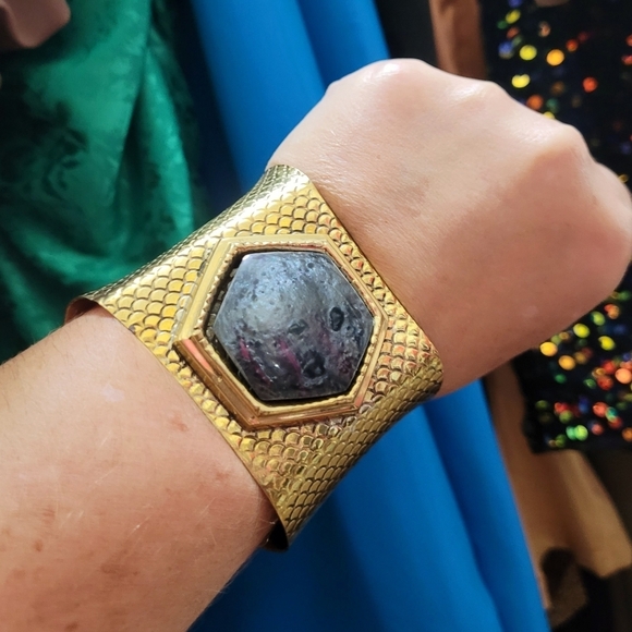 Vintage Black Obsidian Stone Bezel Fish Scale Cuff Gold Bracelet - Picture 4 of 14